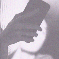 Почему мы следим за бывшими в соцсетях? Отвечает психотерапевт