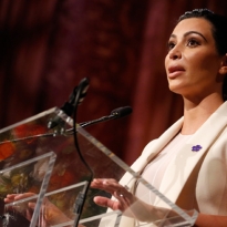 Ким Кардашьян вручит награду CFDA основателю Instagram