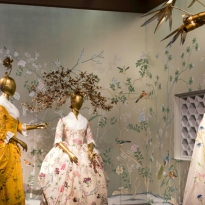 Выставку China: Through the Looking Glass в Метрополитен-музее можно посмотреть до сентября