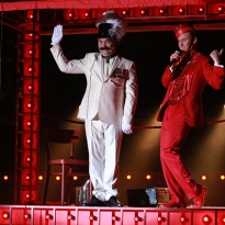 Битва стереотипов и немного абсурда: \"19.14\" на сцене МХТ имени Чехова