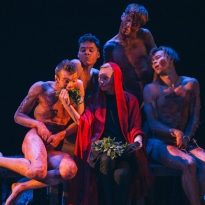 Ужасы войны и виртуозная пластика: \"Конармия\" в Центре имени Мейерхольда