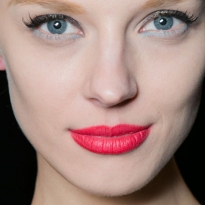 Осенний поцелуй: яркие губы