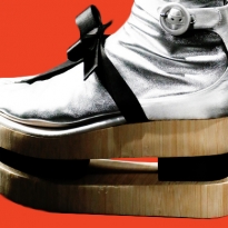 Тенденция: обувь цвета металлик