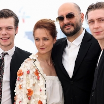 Кирилл Серебренников, Петр Скворцов, Виктория Исакова и Александр Горчилин на фотоколле в Каннах