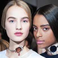 Красота в деталях: образы с показов Dior, Alexander McQueen и Céline