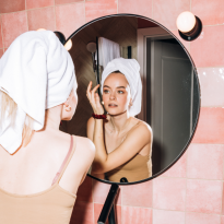 Умываться по утрам — это обязательно? Отвечают косметологи