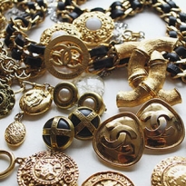 500 винтажных украшений Chanel выставлены на торги