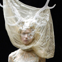 Как изменится выставка Alexander McQueen: Savage Beauty в Лондоне