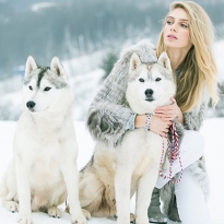 Ясмина Муратович и хаски в зимней съемке Buy by Me