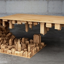 Столик, вдохновленный фильмом \"Начало\"