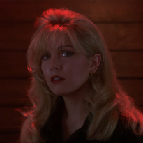 Лысина, скулы, бордовая помада: как визажисты указывают на злодеев в кино