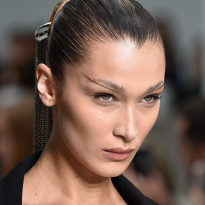 Что за процедура «лисьи глазки» и как делают взгляд Беллы Хадид