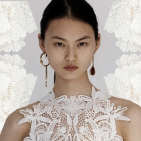 Королева пиратов, редкие цветы и другие элементы новой коллекции Alexander McQueen