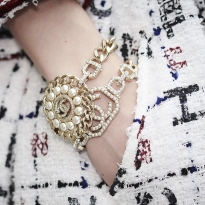 Украшения Chanel — от эклектики Габриэль до экспериментов Лагерфельда и комплиментов от Виар