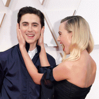 Как же нам не хватает: объятия и поцелуи на голливудских красных дорожках