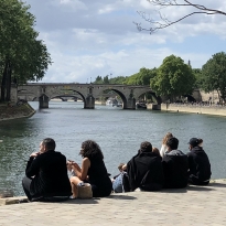 Как карантин снимают в Европе: что происходит на парижских улицах, в бутиках Gucci и Louis Vuitton и в квартале Марэ