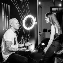 Катя Дарма разговаривает с основателем тату-студии Sang Bleu, а он — делает ей татуировку