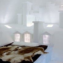 Номер с парижскими крышами в ледяном отеле Швеции