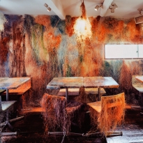 Кенго Кума оформил бар в Японии цветными проводами