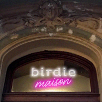 Музыка, под которую идеально наводить красоту