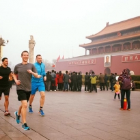 Цукерберг пробежался по задымленному Пекину