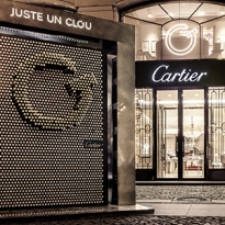 Напротив бутика Cartier на Петровке установили огромный гвоздь