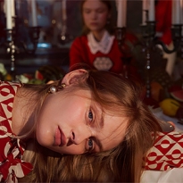 Модели и волки в новогодней фотоистории Mytheresa