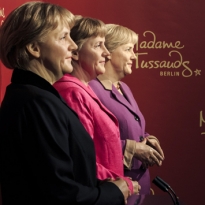В честь 10-летия правления канцлера: \"съезд\" трех восковых Меркель в музее мадам Тюссо