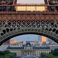 С приставкой \"эко\": Эйфелева башня переходит на ветряные турбины