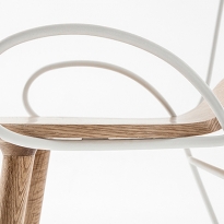 Девичьи изгибы: стулья от Atelier Deshaus