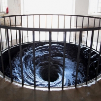 Новая работа Аниша Капура на индийском биеннале