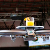 В Сингапуре начали использовать дроны в качестве официантов