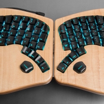 Model 01: клавиатура из алюминия и клена