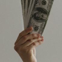 Кеш сюда: Саша Сутормина — об этике чаевых наличными