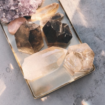 Теория первокристалла: как Ким Кардашьян, Лена Данэм и другие звезды увлекли нас в духовные практики