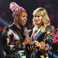 Познакомьтесь с Тодриком Холлом — лучшим другом Тейлор Свифт и новой квир-иконой