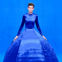 Как жить в эпоху повышенной тревожности? Рекомендация Pantone: в оттенке classic blue