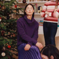 20 косметических подарков маме: лучшие духи, кремы, сыворотки и новогодние наборы