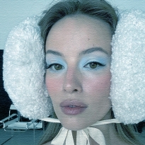 Frosted makeup: тренд на макияж в ледяном голубом оттенке — носим как Айрис Лоу и Белла Хадид