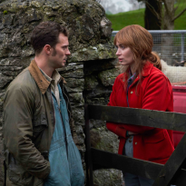 Эмили Блант поет, Джейми Дорнан коверкает ирландский акцент. Чем еще примечательна «Дикая парочка» – очень странный ромком