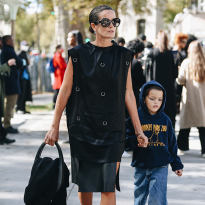 Сложный трикотаж и бахрома. Что носят гости Недели моды в Париже