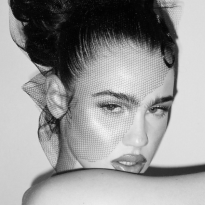 Монобровь: блогеры и звезды отказываются от коррекции бровей