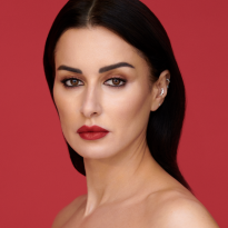 «В комнате женщина. И она опасна»: Тина Канделаки о красной помаде