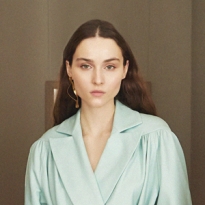 Костюмы и шелковые платья идеальных цветов в съемке бренда Nebo