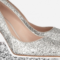 28 пар блестящей обуви