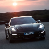 Новые модели Porsche можно заряжать от розетки
