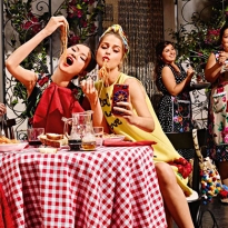 Селфи и танцы на столе: рекламная кампания Dolce & Gabbana