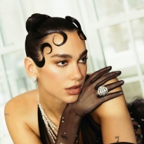 Главный бьюти-тренд Met Gala 2025 — укладка Kiss Curls, как у Дуа Липы и Сидни Суини. Туториал от стилистов