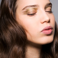 Как ухаживать за кожей вокруг глаз, бровями и ресницами в домашних условиях