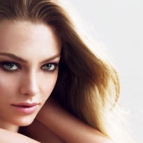 Аманда Сейфрид в рекламе весенней коллекции макияжа Clé de Peau